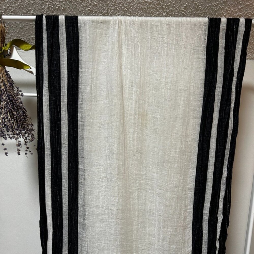 Black/White 100% linen scarf
